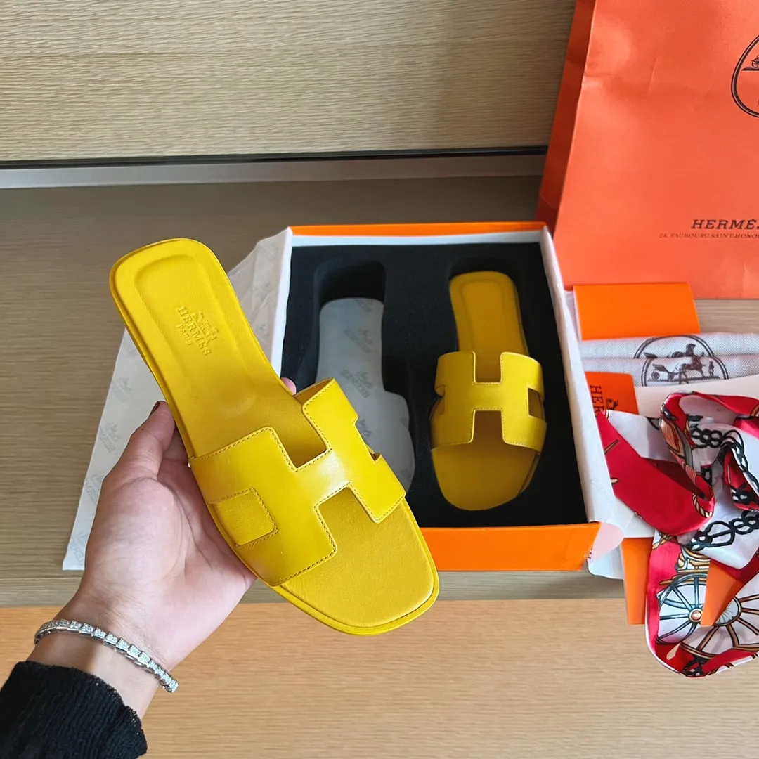 👟👟Ex-factory price 480👟👟Hermès) The packaging has been upgraded, and the layout and workmanship materials have been upgraded. Hermes®🔴Handmade Shoes👟👟 👟👟 Product Hermes Slippers🐎 —————————— The 2023 early spring new model is the same as the original version, purely handmade by masters! ❥High-end customization, exclusive products, industry❥Using: Hermers upper: Italian imported cowhide + original custom-grade Australian sheepskin feet + genuine leather outsole (pursuing walking comfort) 👟👟 ~~〰〰〰〰❥ Packaging: ✔🚦Pay attention to the exclusive packaging 〰Original quality on sale━━━━Hermes━━━━━ size: 35-40 (34.41.42 custom-made, non-refundable)